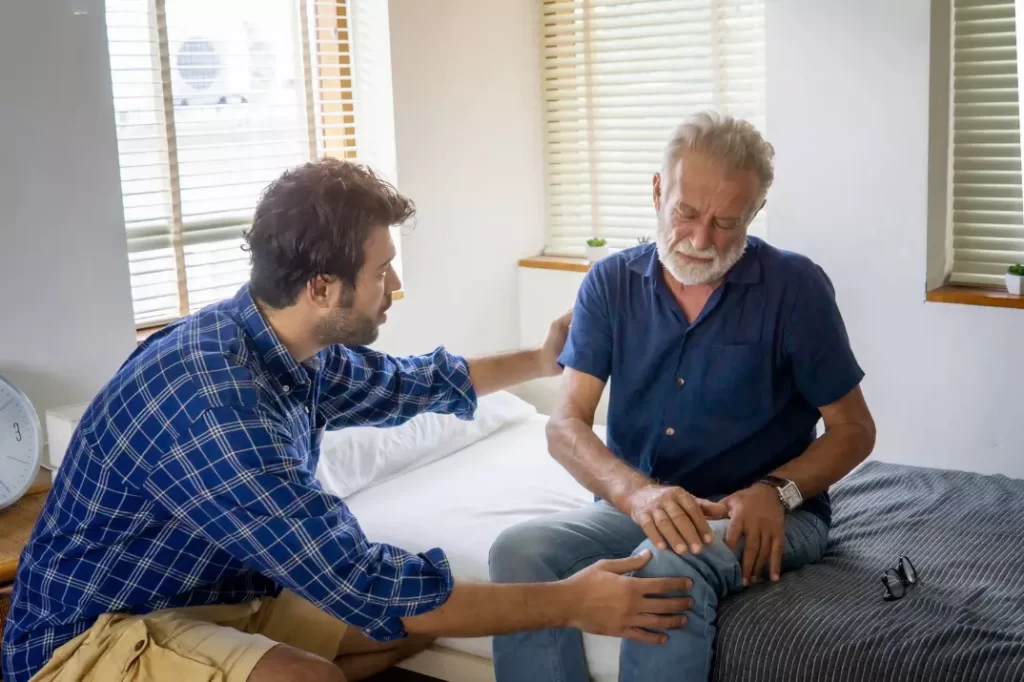 An elderly man having a knee pain